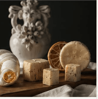 Formaggi artigianali su tagliere di legno