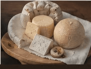 Formaggi in ciotola di legno su tavolo rustico